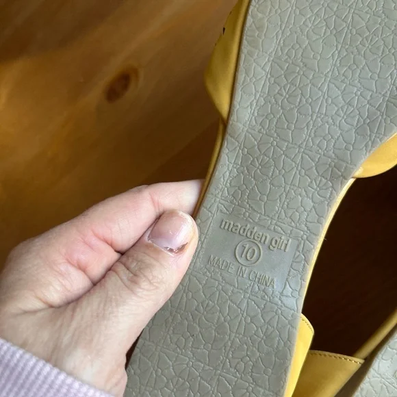 New Madden Girl Size 10 mustard, yellow pull on flats - Picture 3 of 6
